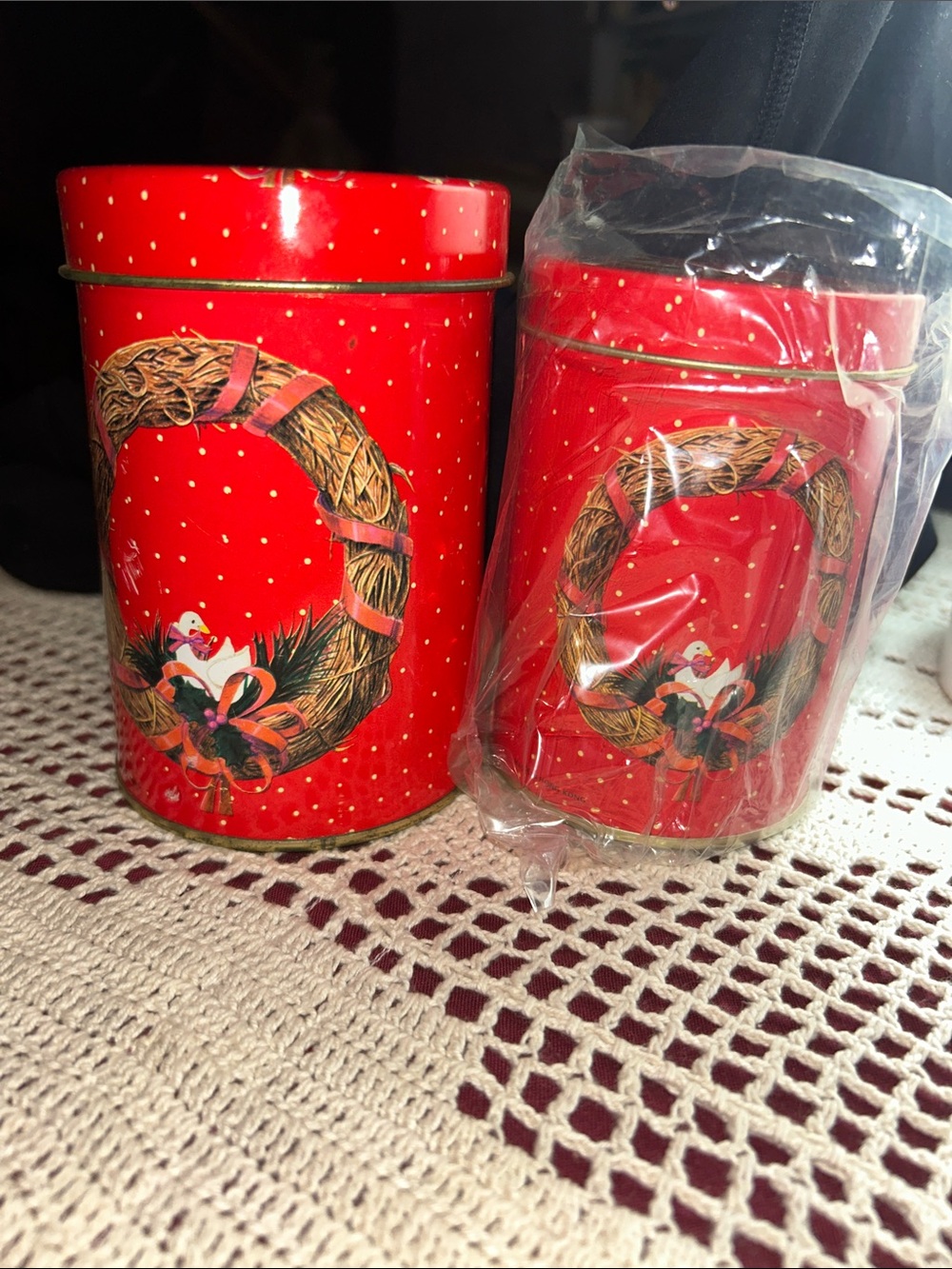 House of Lloyd Red Holiday Goose Wreath Decorative Tin Set (2)